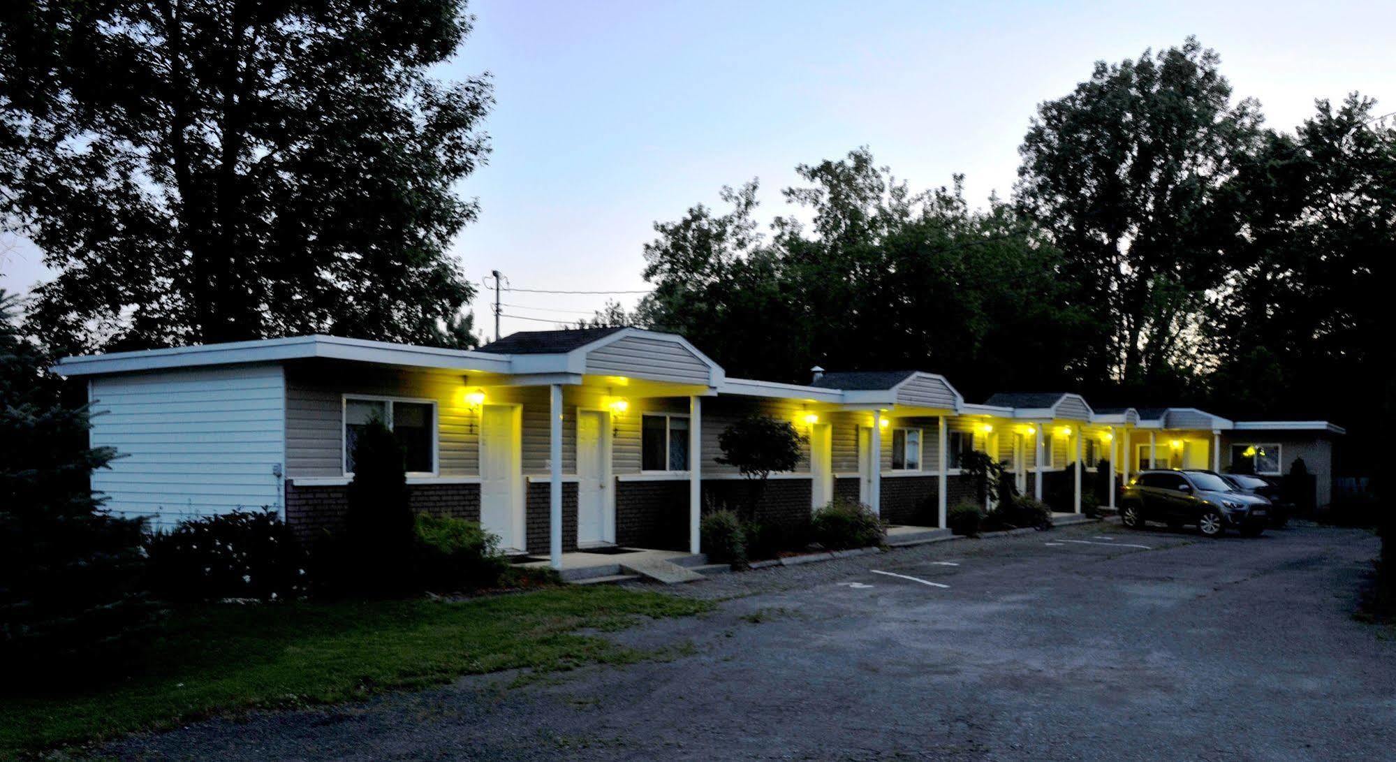 Motel Des Deux Lacs Waterloo Exterior foto